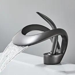 Rubinetti per lavabo da bagno in oro grigio nero bianco Maniglia artistica Miscelatore per acqua calda fredda Rubinetto per gru Deck Mout Rubinetteria a cascata creativa