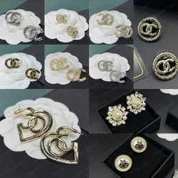 2023 Womens Geometric Round Pearl Stud Charm Earrings Luxury Designer Varumärkesbokstav Kristall Rhinestone Earring 18K Gold Plated Women Wedding Party Jewelry