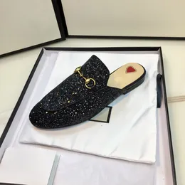 Zapatillas de lujo con hebilla de herradura Zapatos casuales bordados Muller Zapatillas de cuero de oveja negro brillante Zapatillas de fresa Sandalias Sandalias planas de interior para mujer