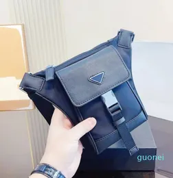 Erkek Tasarımcı Çanta Crossbody Bag Erkekler Naylon Telefon Çantaları Soild Siyah Üçgen Mini Küçük Çapraz Vücut Moda 2023