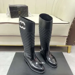 Бесплатная доставка Welly Boots Rain Boots Designer Platform Letter Ringer Ringer Fashion Black, но колена длинные женские ботинки