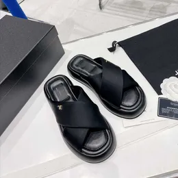 Designer kvinnor glider kanal sandal kvinna lägenheter tofflor high-end mode new cross muffin tjock sula sandaler läder läder casual öppen tå strand damer brödskor