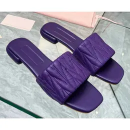 Miui Sandals 두 여자 슬리퍼 소 가죽 고품질 사우디 신발 카우스 디자이너 토리 채널 화이트 블랙 Z5 miumius