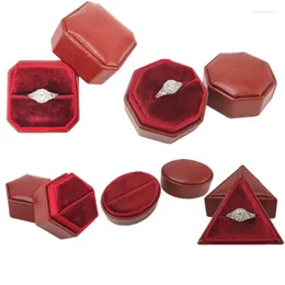 أكواب المجوهرات Hexagon Velvet Ring Bearer Box Premium Vintage PU Triangle حامل عرض واحد مع غطاء قابل للفصل لحفل الزفاف