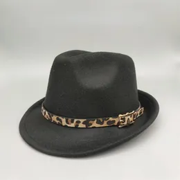 Basker mode fedoras kvinnor män leopard tryck jazz hatt unisex vintage trilby cap wide brim file fedora hattar med beltberets