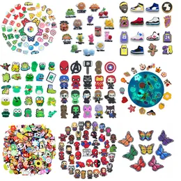 Acessórios para peças de sapatos Superhero Croc Charms PVC Cartoon Hero para crianças adolescentes entupimento sandálias pulseira pulseira mangueira mulher favor. OTTW7