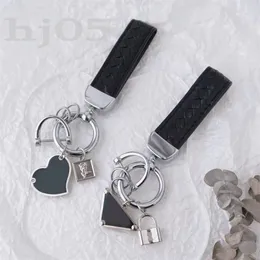 Plånbok nyckelkedjedesigner läder keyring svart silver vanligt utsökt liten väska portachiavi vackra unisex nyckelchain tillbehör estetisk pj056 b23