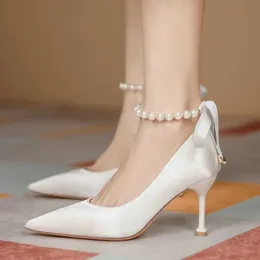 Zapatos de vestir Zapatos de boda nupciales para mujer Tacones altos blancos Perlas Correa en el tobillo Zapatos de vestir con lazo de seda Punta estrecha escarpins femme 1124N AA230322