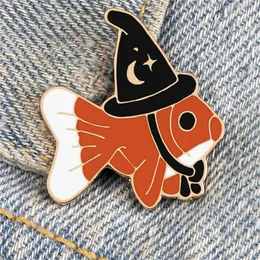 Creative Wizard Fish Brosches Söta djur Emaljstift Lyckliga fiskar med magisk hatt badge modeväska smycken gåvor till vänner gc1983