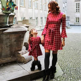 家族を一致する衣装のお母さんと女の子の服長格子縞のドレス母親の娘ドレス赤い春秋230323