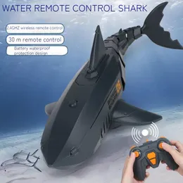 Электрические лодки RC 2 4G дистанционное управление электрическое акула Перезаряжаемая танком для животных ванна Ванная рыба Интерактивный игрушечный мальчик Детский лодка подарка на день рождения 230323