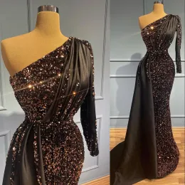 2023 Black Prom Dresses 어깨 긴 소매 1 개 새틴 반짝 반올리 스팽글 주름 명시적인 이브닝 가운 공식 행사를 착용하는 멍청이 플러스 크기