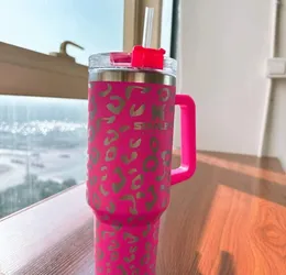 Mit Logo Hot Pink StanIey Quencher 40-Unzen-Becher Leopardenmuster Edelstahlgriffdeckel Strohhalm Bierkrug mit großem Fassungsvermögen Wasserflaschenbecher