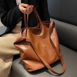 Bolsas de ombro grandes para mulheres tendem a vintage Designer de couro macio de alta capacidade Bolsas Lady Hobo Bag 230322