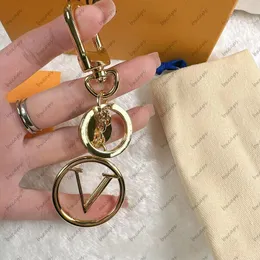 Projektant Golden Key Chain Akcesoria V List Luksusowy wzór samochodu biżuteria Prezenty Jewelarne Smycze do kluczowej torby 2303233Z