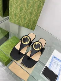 2023 Pantofole firmate Donna Sandali in vera pelle di lusso Pantofole piatte estive Pantofole in metallo con logo in pelle di pecora Scarpe da spiaggia moda 35-42 Con scatola