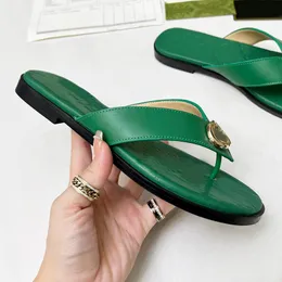 새로운 여름 디자이너 플립 플롭 여성용 슬리퍼 가죽 슬라이드 슬리퍼 여성 샌들 비치 플랫 샌들 폼 러너 신발