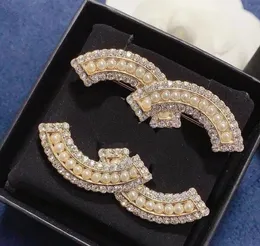23SS Moda Marka Mektubu Tasarımcı Broşlar Pinler İçi Boş Kadın Erkekler Rhinestone Pearl Düğün Metal Metal Jewerlry Aksesuarlar Hediye