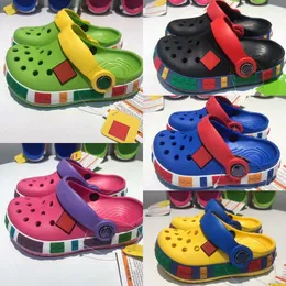 Sandali per bambini Designer Per bambini Pantofole con foro Clog Ragazzi Ragazze Scarpe da spiaggia Casual Estate Gioventù Bambini Scivoli Fibbia croos classico Giardino di casa Bla P8NW #