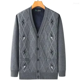 Męskie swetry w dekolcie Diamentowe paski do drukowania Pluszowe zagęszczenie jesień zima ubrania ojca Single Berged Cardigan Trzymajcie ciepło dojrzałe