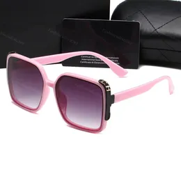 Occhiali da sole da donna Lunettes femme occhiali da sole firmati da donna Occhiali da sole con montatura rosa Alfabeto dorato Occhiali da sole oversize opzionali Occhiali da sole quadrati con custodia nera