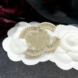 Luxo Grace C Carta Broche Broches Broches Double Pearl Diamond For Women Charm Casamento Gift Party Jóias Acessorie
