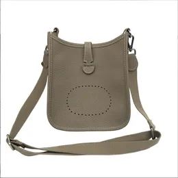 Designer lyxiga handväskor med justerbara remmar axelväska choklad Taurillon Clemence Square Tygväskor Fashion Crossbody Hollow Out Storage Handväska