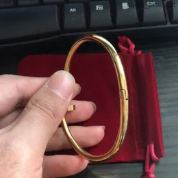 Дизайнерские браслетные браслеты для ногтей.