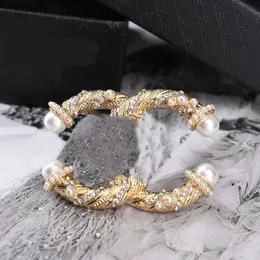Luksusowa Retro podwójna litera broszka projektant marki broszki wzór perła diament dla kobiet urok prezent ślubny Party biżuteria akcesoria