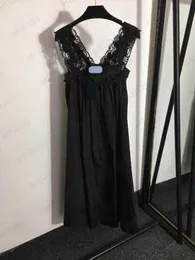 여성 드레스 브랜드 클래식 트라이앵글 로고 장식 레이스 서스펜더 v- 넥 드레스 환경 친화적 인 나일론 패브릭 중공 섹시한 맥시 스킷 드레스
