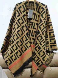 Women's Cape Designer 2023 High-End New Style Personlighet Trend Fashion Versatile Contrast Color Wool Blend Cloak Women 5xfm