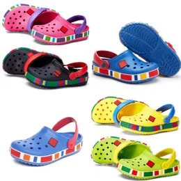 Sandali per bambini Designer Per bambini Pantofole con foro Clog Ragazzi Ragazze Scarpe da spiaggia Casual Estate Gioventù Bambini Scivoli Fibbia croos classico Giardino di casa Bla r1FA #