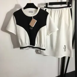 23ss lång t-shirt kjol kostym designerkjolar set Kanin Broderad Färgmatchning Kortärmad T-shirt topp elastisk hög midja casual halv kjol set damkläder a1