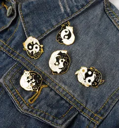 Zwart witte yin yang email pins Lucky koi punk goth broche badges sieraden metalen rugzak reverskleding vrienden Halloween cadeau8599488