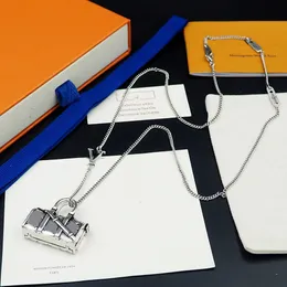 Designer Lvity Necklace Men Classic rostfritt stål hänge halsband Monogram handväska smycken valentins dag gåva