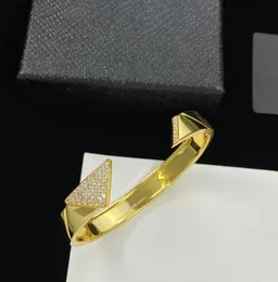 Diseñador de moda de alta calidad Brazalete de oro Pulseras para hombres Mujeres Diamante Triángulo Carta Pulsera Bijoux Joyería de regalo de pareja