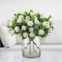 Dekorativa blommor White Simulated Rose Wedding Bouquet in Hand Flower Home Decoration Propos Props
