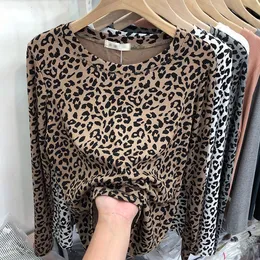 T-shirt feminina de manga comprida t-shirt feminina outono-inverno com estampa de leopardo fina estilo coreano blusa de estilo ocidental moda all-match P6 1009 230325