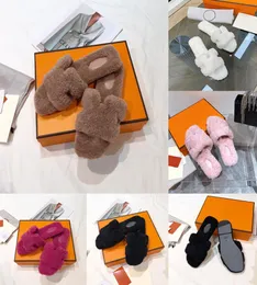 Zapatillas de lana de diseñador Color sólido Bordado Flip Flop Invierno Goma original Resistente al desgaste Parte inferior Otoño Cuero de oveja Felpa Sa8966671