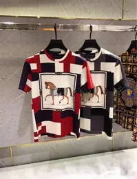 2023 قمصان جديدة للرجال أزياء الحفر الساخنة المربعة الشبان اللون الأسود النحيف رفيع النحو الحصان القصيرة ذات الأكمام القصيرة