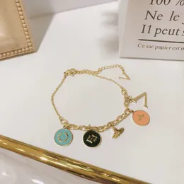 Дизайнерские сетевые браслеты модный мультицветный цветочный браслет 18K золотой браслет бренд Clover Jewelry Romantic Family Pare Design Design Bangle для женщин