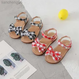 Sandaler Bekamille Kids Sandaler Girls Bow Lattice Flat Heel Beach Shoes Barn Sandaler för flickor Princess Casual Sneakers SZ040 W0327