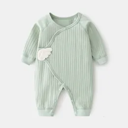 Rompers Lawadka 06m Spring Autumn Born Baby Girl Boy Romper Cotton Solid mjuk spädbarn Jumpsuit med Wing Casual Clothes for Girls 230327