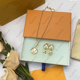 Kleeblatt-Anhänger-Set für Mädchen mit goldenen Creolen und Ohrsteckern. Marken-Halsketten-Designer-Ohrringe für Frauen. Designer-Schmuck, Hochzeit, Party, Valentinstag, Geschenk, Braut