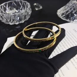 Pulseira de pulseira de ouro de designer letra de aço inoxidável letra de unhas Logotipo de marca de amor com caixa de jóias de design simples de design de jóias primavera de casal de casal