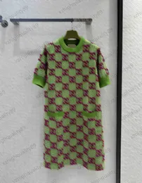 Grünes Kleid mit individuellem Hoop-Haken und floralem Logo, gefädeltes Rundhals-Kurzarmkleid mit doppeltem Taschendesign, lässiger Stil, temperamentvolles Maxikleid für Prominente