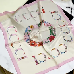 Frauen Seidenschal Designer Blumenbuchstaben Druck Kopftuch Fashion Bag Ribbons Frau Sommerschals 70 mal 70 cm Schal kleine Quadrate Schals