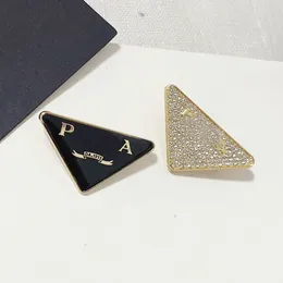 Tasarımcı Geometrik Elmas Broşlar Lüks Kadın Marka Logosu Broş Zarif Tasarım 18K Altın Broş Moda Paslanmaz Çelik Düz Renkli Pinler Sevecek Hediye Takıları