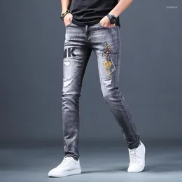 Pantaloni da uomo Autunno Inverno 2023 Jeans stampati ricamati da uomo di marca Tendenza Pantaloni casual strappati stile coreano Matita piedi sottili