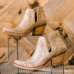 Botas Botas de Cowgirl bordadas para mulheres saltos grossos Botas de tornozelo Western Cowboy Boots Fashion Slip On Chelsea Boots Lady Shoes 230328